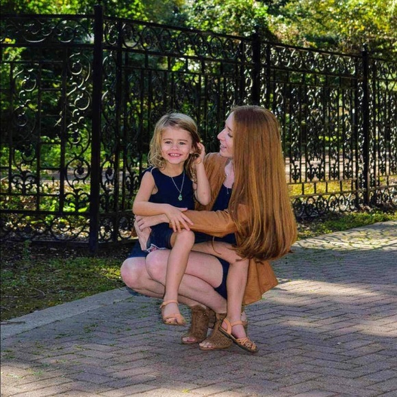 Meet your Posher, Aurora - Picture 2 of 3